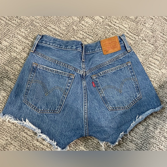 Levi’s 501 Jean Shorts - Picture 3 of 3